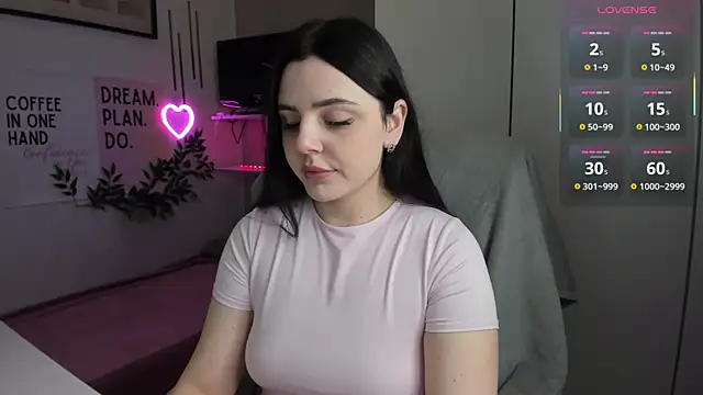 LiaWoow online show from December 5, 2025, 7:28 am