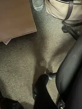 Snapshot of HiddenHoneyLDN chatting on February 10, 2026, 2:43 pm HiddenHoneyLDN online show from February 10, 2026, 2:43 pm