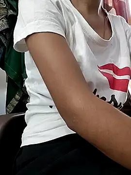 Snapshot of Ruhi_07 chatting on September 25, 2025, 4:05 am Ruhi 07 online show from September 25, 2025, 4:05 am