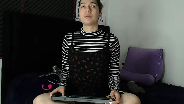 karlamoon23 online show from October 30, 2025, 7:58 pm