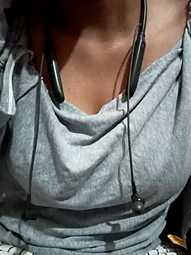 kaviyaponnu0987 online show from April 1, 2026, 9:01 pm