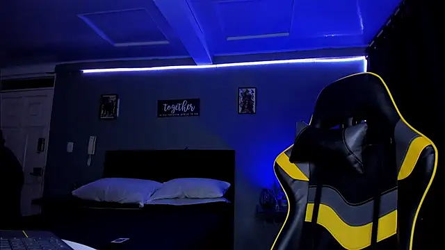 Snapshot of alexgiraldo__ chatting on October 13, 2025, 10:37 am alexgiraldo online show from October 13, 2025, 10:37 am