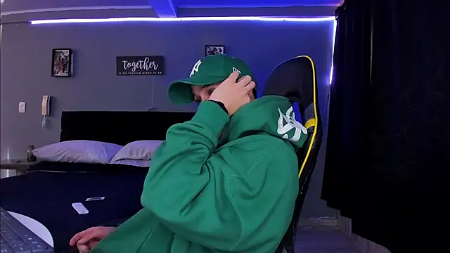 Snapshot of alexgiraldo__ chatting on October 15, 2025, 12:49 pm alexgiraldo online show from October 15, 2025, 12:49 pm