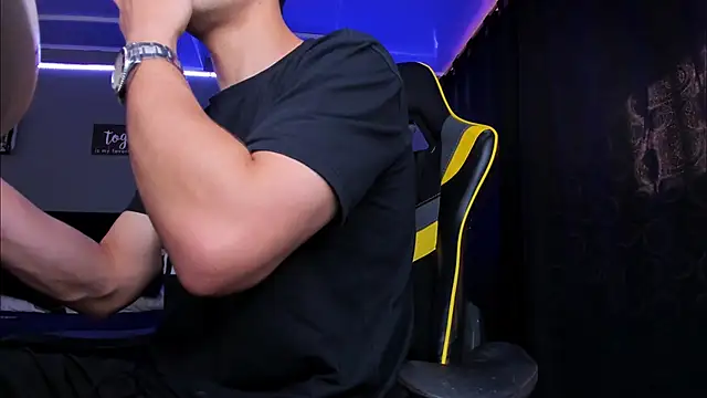 Snapshot of alexgiraldo__ chatting on October 21, 2025, 2:29 pm alexgiraldo online show from October 21, 2025, 2:29 pm