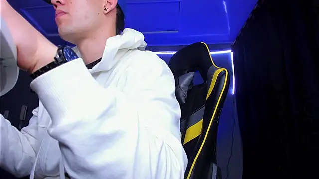 Snapshot of alexgiraldo__ chatting on October 23, 2025, 2:11 am alexgiraldo online show from October 23, 2025, 2:11 am