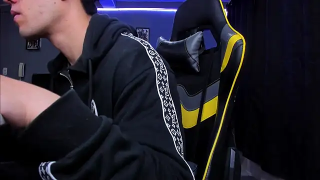 Snapshot of alexgiraldo__ chatting on October 24, 2025, 9:49 am alexgiraldo online show from October 24, 2025, 9:49 am