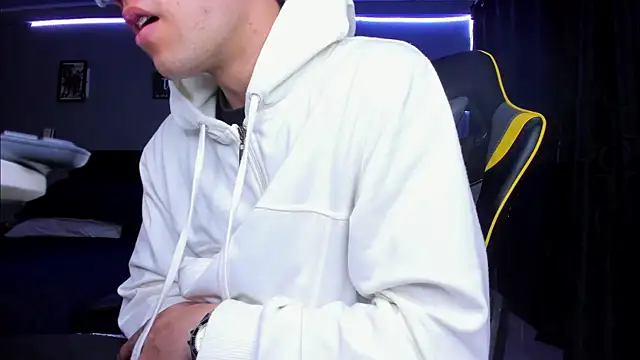 Snapshot of alexgiraldo__ chatting on October 28, 2025, 2:04 am alexgiraldo online show from October 28, 2025, 2:04 am