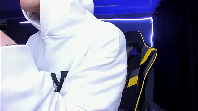 Snapshot of alexgiraldo__ chatting on October 29, 2025, 10:17 am alexgiraldo online show from October 29, 2025, 10:17 am