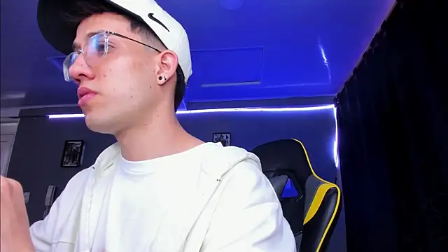 Snapshot of alexgiraldo__ chatting on November 7, 2025, 12:16 pm alexgiraldo online show from November 7, 2025, 12:16 pm