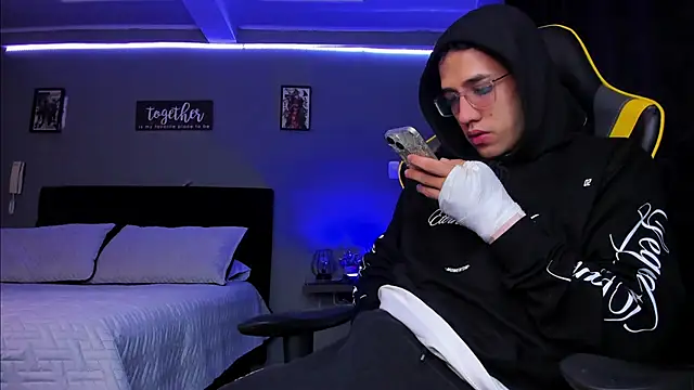 Snapshot of alexgiraldo__ chatting on November 24, 2025, 7:19 am alexgiraldo online show from November 24, 2025, 7:19 am