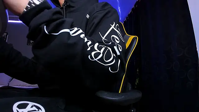 Snapshot of alexgiraldo__ chatting on December 4, 2025, 12:25 pm alexgiraldo online show from December 4, 2025, 12:25 pm