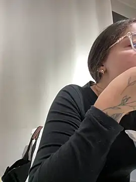 Alyha Cortes online show from December 2, 2025, 1:28 pm