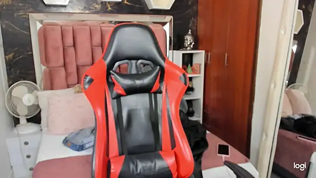 Snapshot of sara_slut21 chatting on January 8, 2025, 9:34 pm sara slut21 online show from January 8, 2025, 9:34 pm