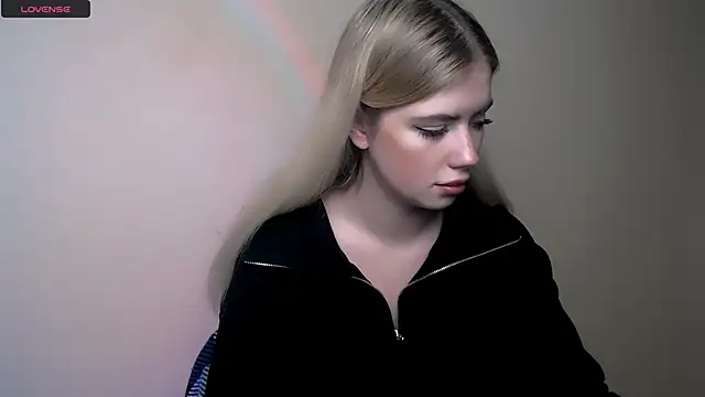 Snapshot of AliceHotty_ chatting on December 2, 2025, 2:23 pm AliceHotty online show from December 2, 2025, 2:23 pm