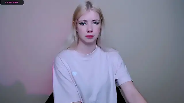 Snapshot of AliceHotty_ chatting on February 9, 2026, 8:29 am AliceHotty online show from February 9, 2026, 8:29 am