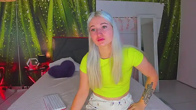 HollyTailors online show from October 21, 2025, 5:30 am