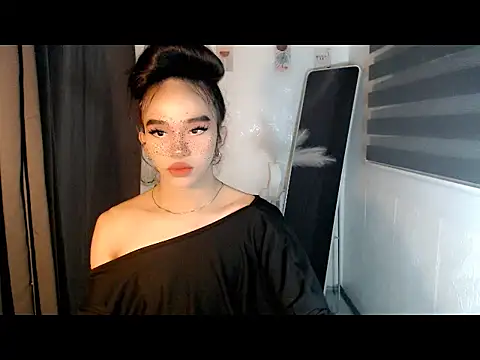 LauraSoHot online show from November 23, 2025, 1:11 pm