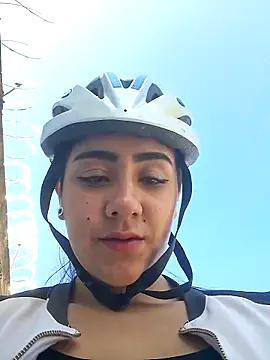 CAROLINE  07 online show from April 4, 2026, 1:52 pm