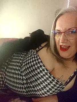 Snapshot of Feelineducentre chatting on January 5, 2026, 8:45 pm Feelineducentre online show from January 5, 2026, 8:45 pm