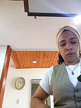 IVONNE COLLINS33 online show from September 16, 2025, 4:08 pm