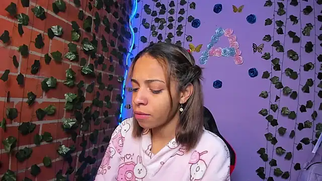 Snapshot of yumi_hanna chatting on November 6, 2025, 12:33 am yumi hanna online show from November 6, 2025, 12:33 am