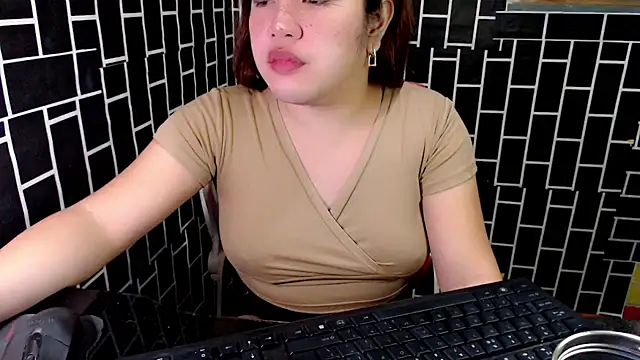 xUrDreamSlutWhore online show from September 15, 2025, 6:08 pm