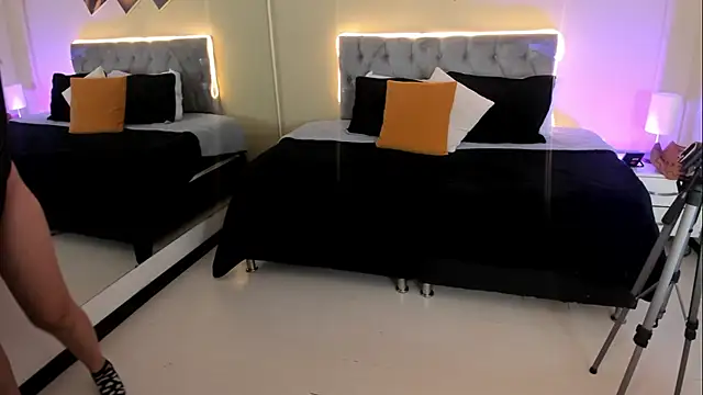 Catti Brie online show from November 26, 2025, 12:28 pm