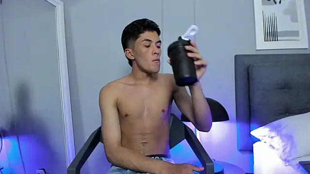 Snapshot of Tylerffoxx chatting on November 1, 2025, 8:11 pm Tylerffoxx online show from November 1, 2025, 8:11 pm