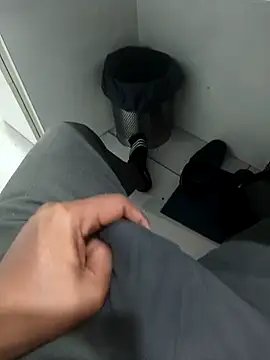 hotboy43339 online show from February 18, 2026, 9:33 pm