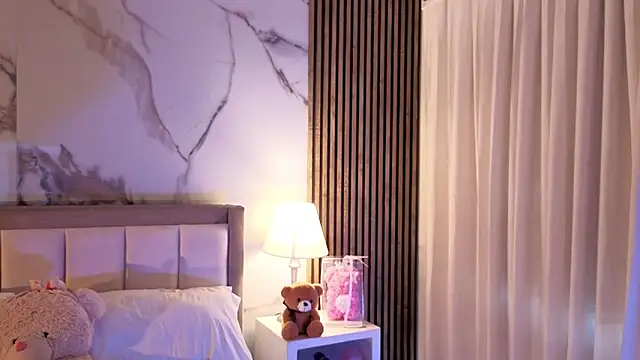 Snapshot of LunaRosse_ chatting on October 17, 2025, 12:19 pm LunaRosse online show from October 17, 2025, 12:19 pm