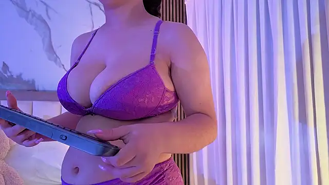 Snapshot of LunaRosse_ chatting on October 19, 2025, 11:33 am LunaRosse online show from October 19, 2025, 11:33 am