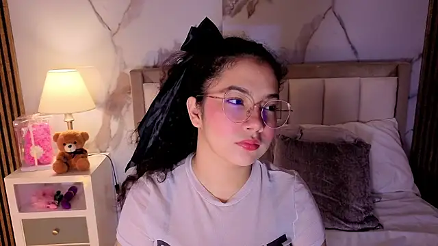 Snapshot of LunaRosse_ chatting on November 23, 2025, 11:43 am LunaRosse online show from November 23, 2025, 11:43 am