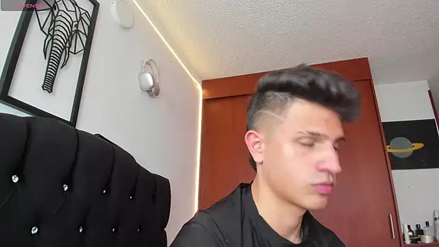 Snapshot of kevin_ahss chatting on November 24, 2025, 8:52 pm kevin ahss online show from November 24, 2025, 8:52 pm