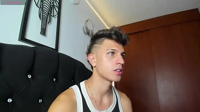 Snapshot of kevin_ahss chatting on December 4, 2025, 10:29 pm kevin ahss online show from December 4, 2025, 10:29 pm