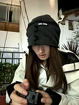 Snapshot of Moonlight-23 chatting on November 8, 2025, 1:22 pm Moonlight-23 online show from November 8, 2025, 1:22 pm