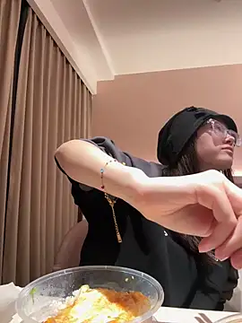 Snapshot of Moonlight-23 chatting on November 11, 2025, 12:27 pm Moonlight-23 online show from November 11, 2025, 12:27 pm