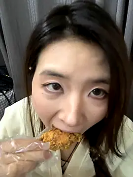 Snapshot of Moonlight-23 chatting on November 15, 2025, 2:35 pm Moonlight-23 online show from November 15, 2025, 2:35 pm