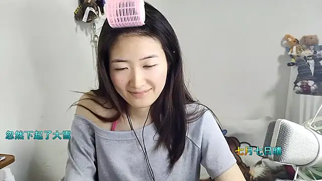 Snapshot of Moonlight-23 chatting on December 22, 2025, 1:41 pm Moonlight-23 online show from December 22, 2025, 1:41 pm