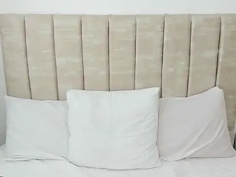 AprilStone1 online show from December 18, 2025, 12:44 pm