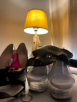 Snapshot of LesAmantsAE2 chatting on October 15, 2025, 9:42 am LesAmantsAE2 online show from October 15, 2025, 9:42 am