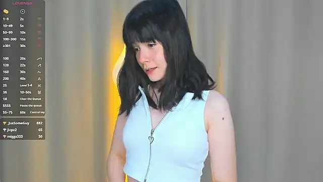 Snapshot of Honeey_Beee chatting on September 24, 2025, 7:17 pm Honeey Beee online show from September 24, 2025, 7:17 pm