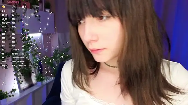 Honeey Beee online show from November 7, 2025, 3:45 pm