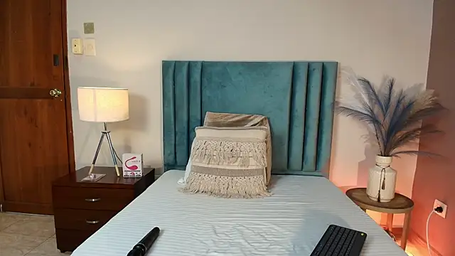 DaphneBeaumont online show from November 26, 2025, 12:06 pm