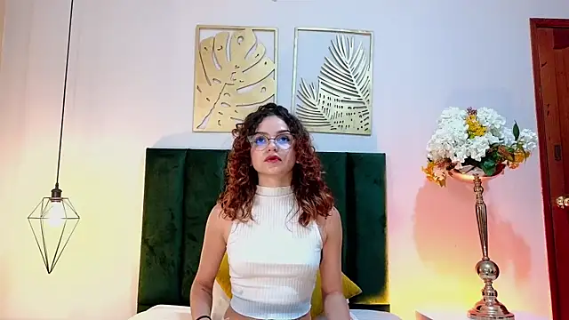 Snapshot of AelinDuvalier chatting on December 4, 2025, 7:00 pm AelinDuvalier online show from December 4, 2025, 7:00 pm