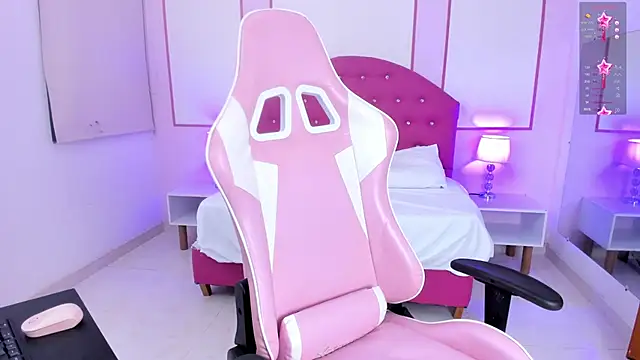 STEFANY MOLL online show from November 5, 2025, 4:01 am