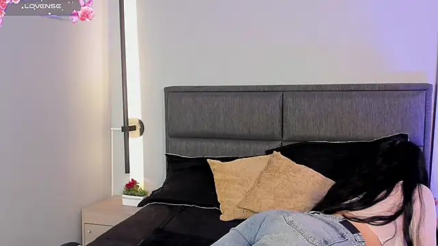 Emma  clark  online show from October 8, 2025, 12:25 pm