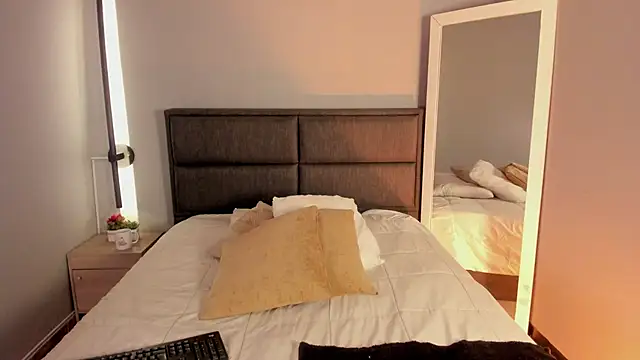 Emma  clark  online show from March 31, 2026, 12:27 pm