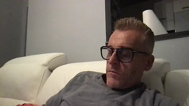 Axl hot online show from November 8, 2025, 8:29 pm