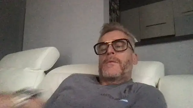 Snapshot of Axl_hot chatting on January 17, 2026, 12:54 pm Axl hot online show from January 17, 2026, 12:54 pm