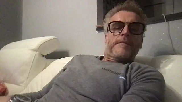 Snapshot of Axl_hot chatting on February 17, 2026, 11:00 pm Axl hot online show from February 17, 2026, 11:00 pm